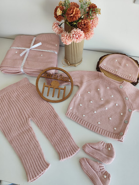 Conjunto de roupa de bebé rosa com pontos brancos e manta