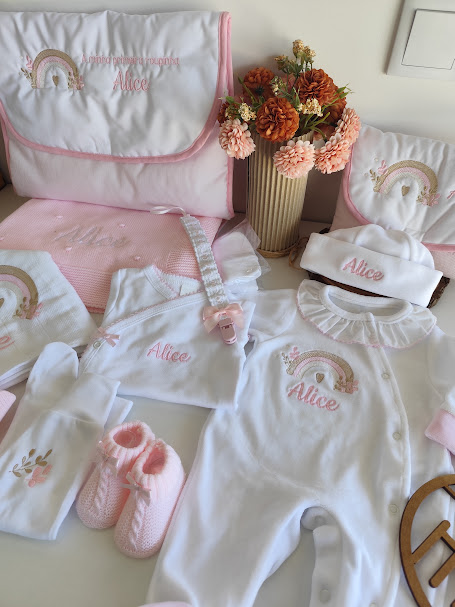 Conjunto de roupa de bebé branco e rosa com bordados e sapatinhos cor-de-rosa
