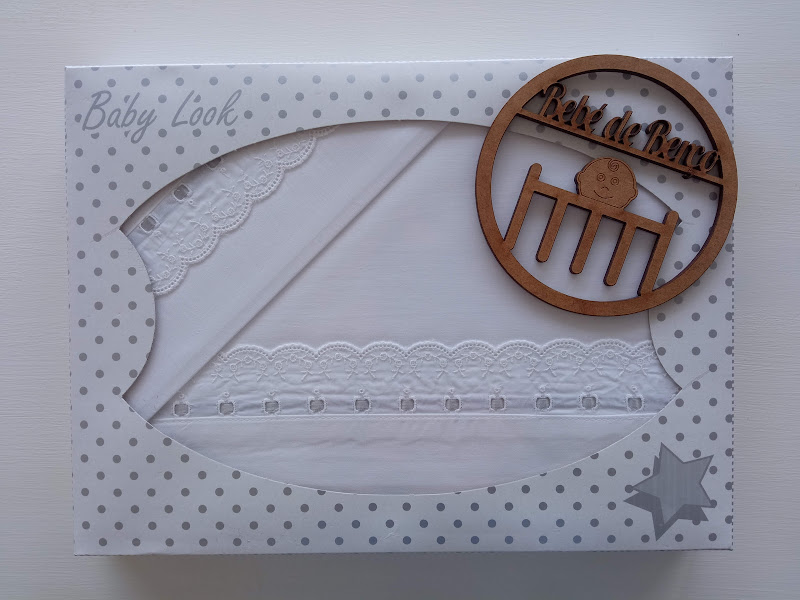 Caixa de roupa de bebé branca com bordados e ornamento de madeira com texto