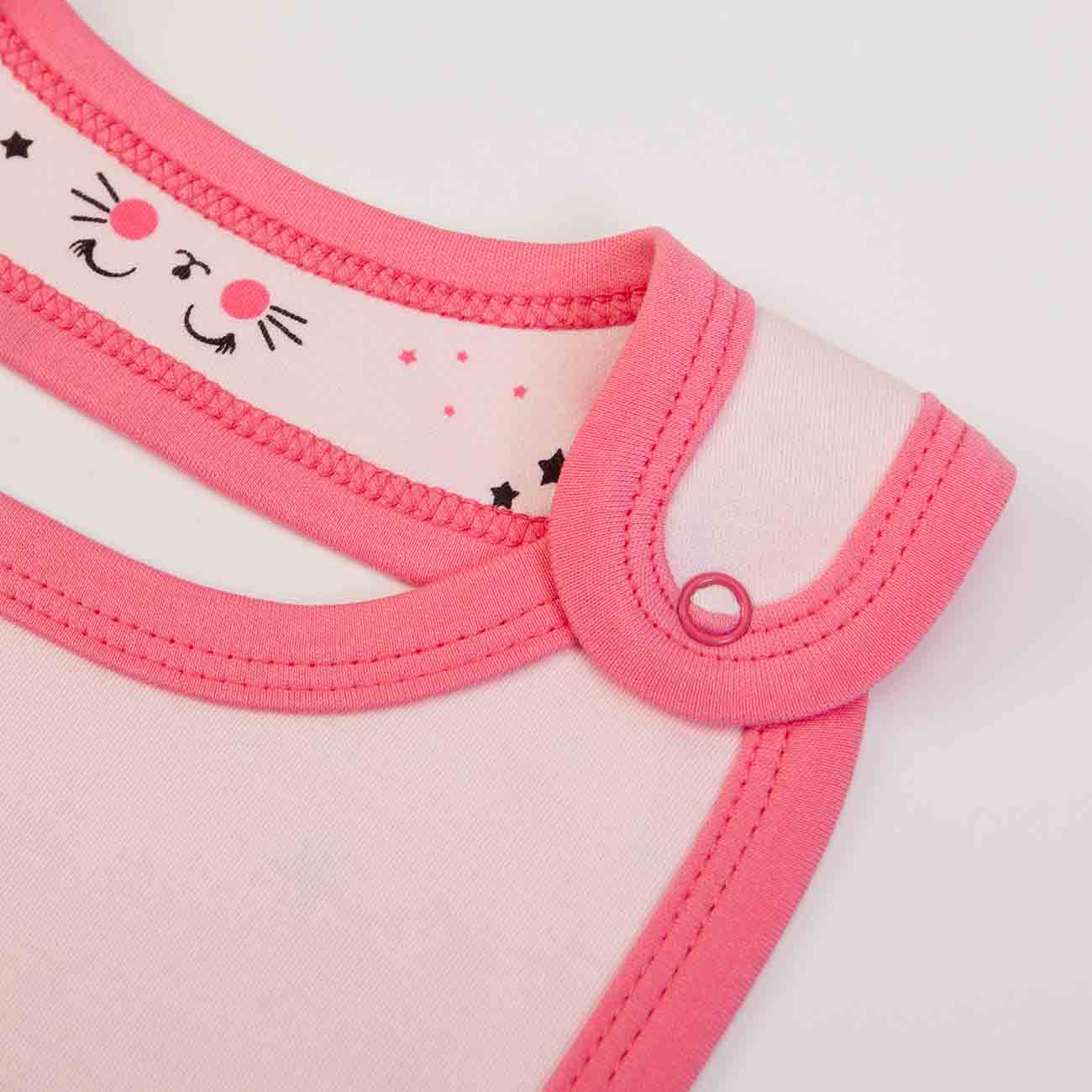 Peça de roupa infantil rosa claro com detalhes rosa vivo e estampado de rosto de gato e estrelas
