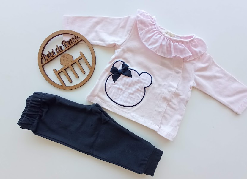Conjunto de roupa para bebé com camisola rosa e calças pretas