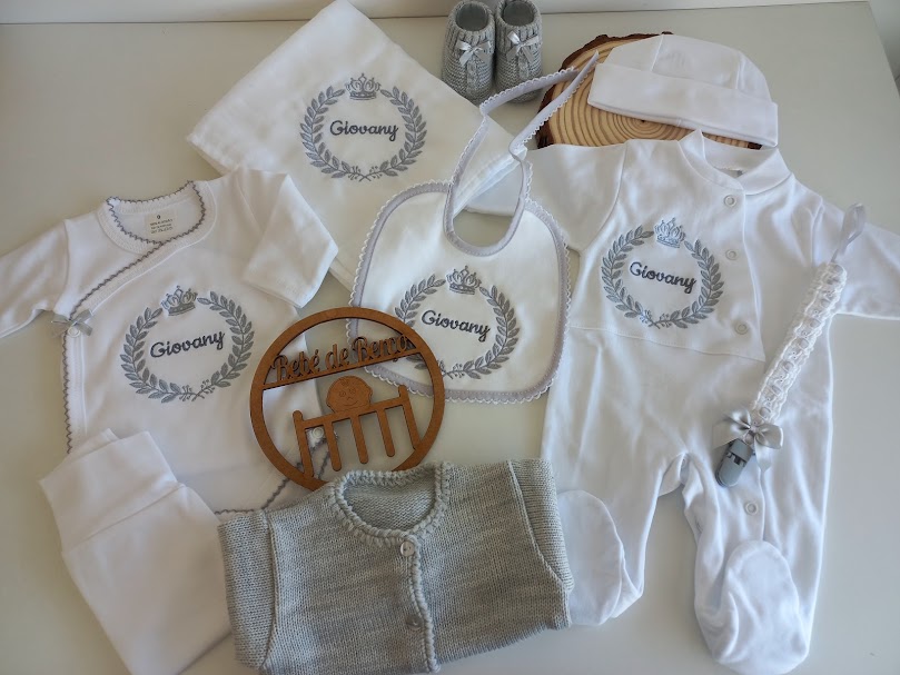 Conjunto de roupa de bebé branco e cinzento com nome bordado Giovana e acessórios