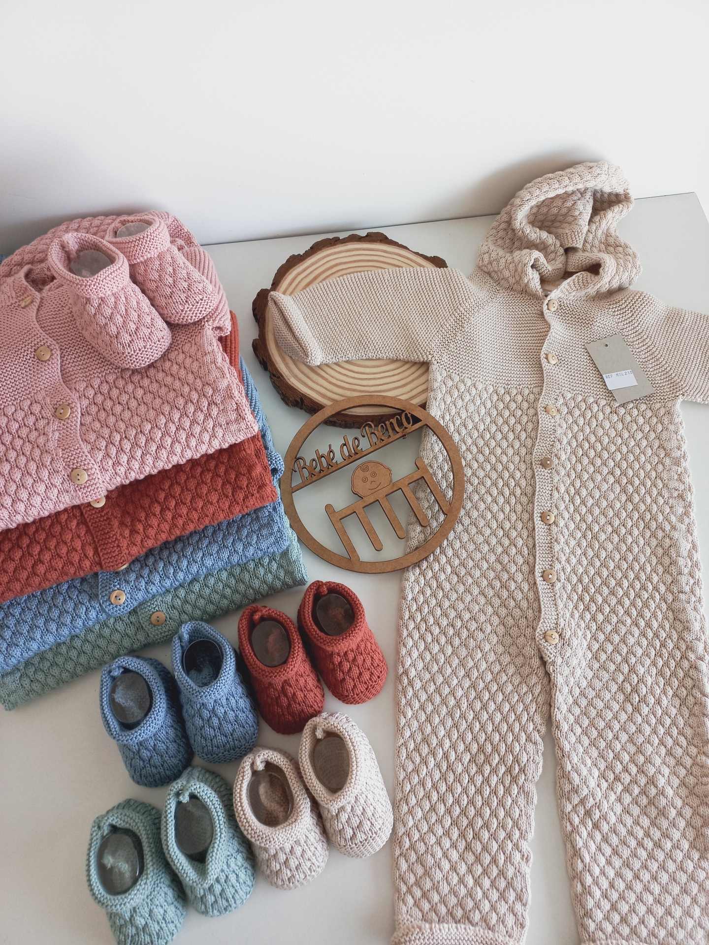 Conjunto de bebé em malha com padrão em relevo e várias peças coloridas