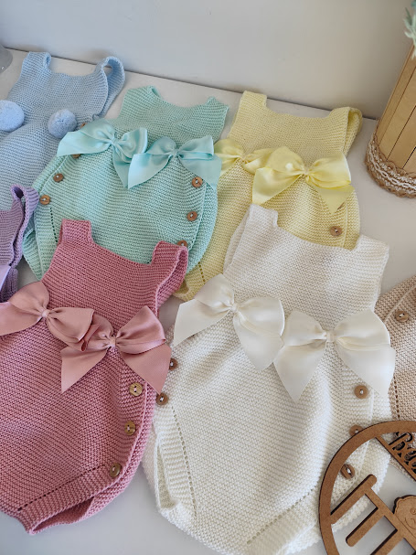 Macacões de crochê para bebé com laços e botões de madeira