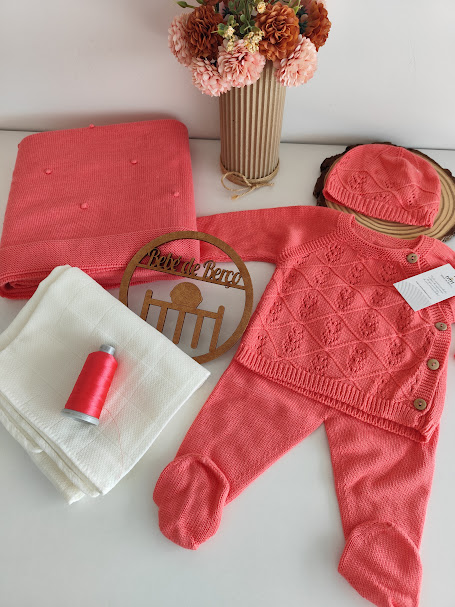 Conjunto de roupa de bebé coral com manta e flores