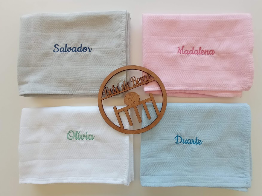 Toalhas de bebé em quatro cores com nomes bordados e ornamento de madeira no centro