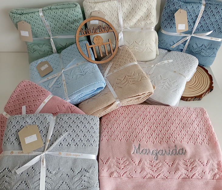 Mantinhas de bebé em várias cores e padrões tricotados, com nome bordado e etiqueta