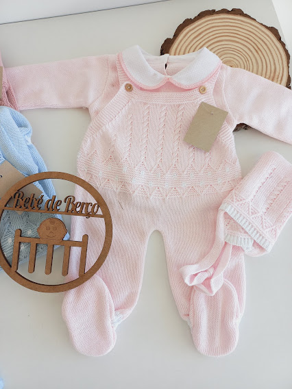 Macacão de bebé rosa em malha fina com gola branca e acessórios