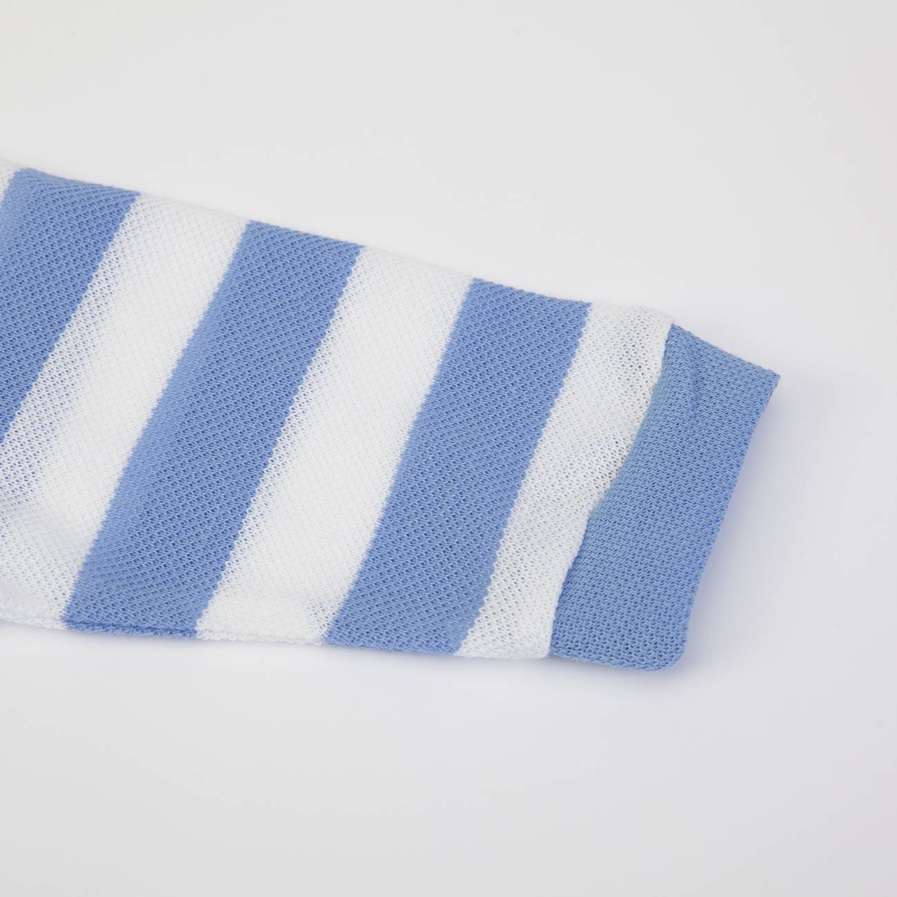 Manga de malha às riscas azuis e brancas