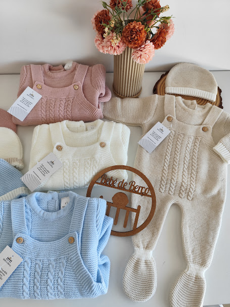 Conjuntos de roupa de bebê em malha tricotada de cores variadas com gorros e placa decorativa de madeira