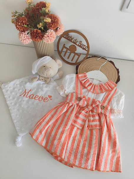 Vestido de bebé às riscas laranja e branco com peluche e pano personalizado.