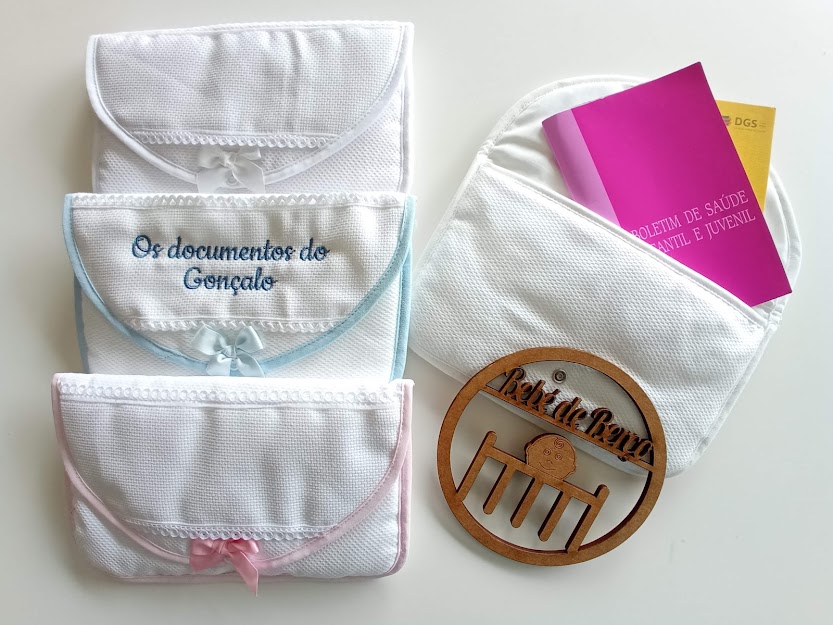 Capas brancas para documentos com bordados e objetos em fundo branco