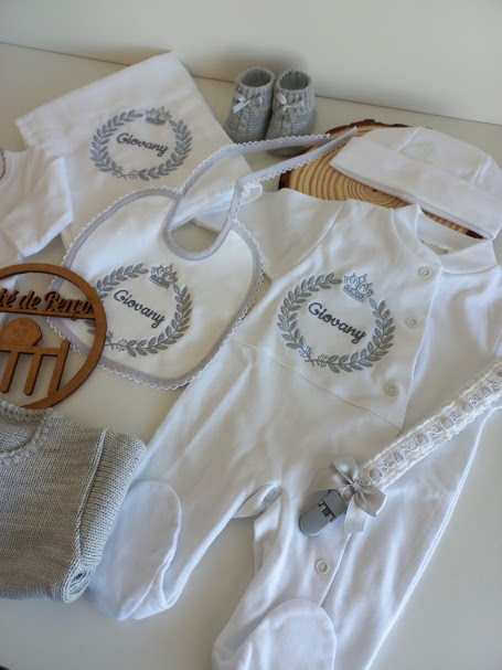 Conjunto branco de roupa para bebé com bordados cinza e acessórios