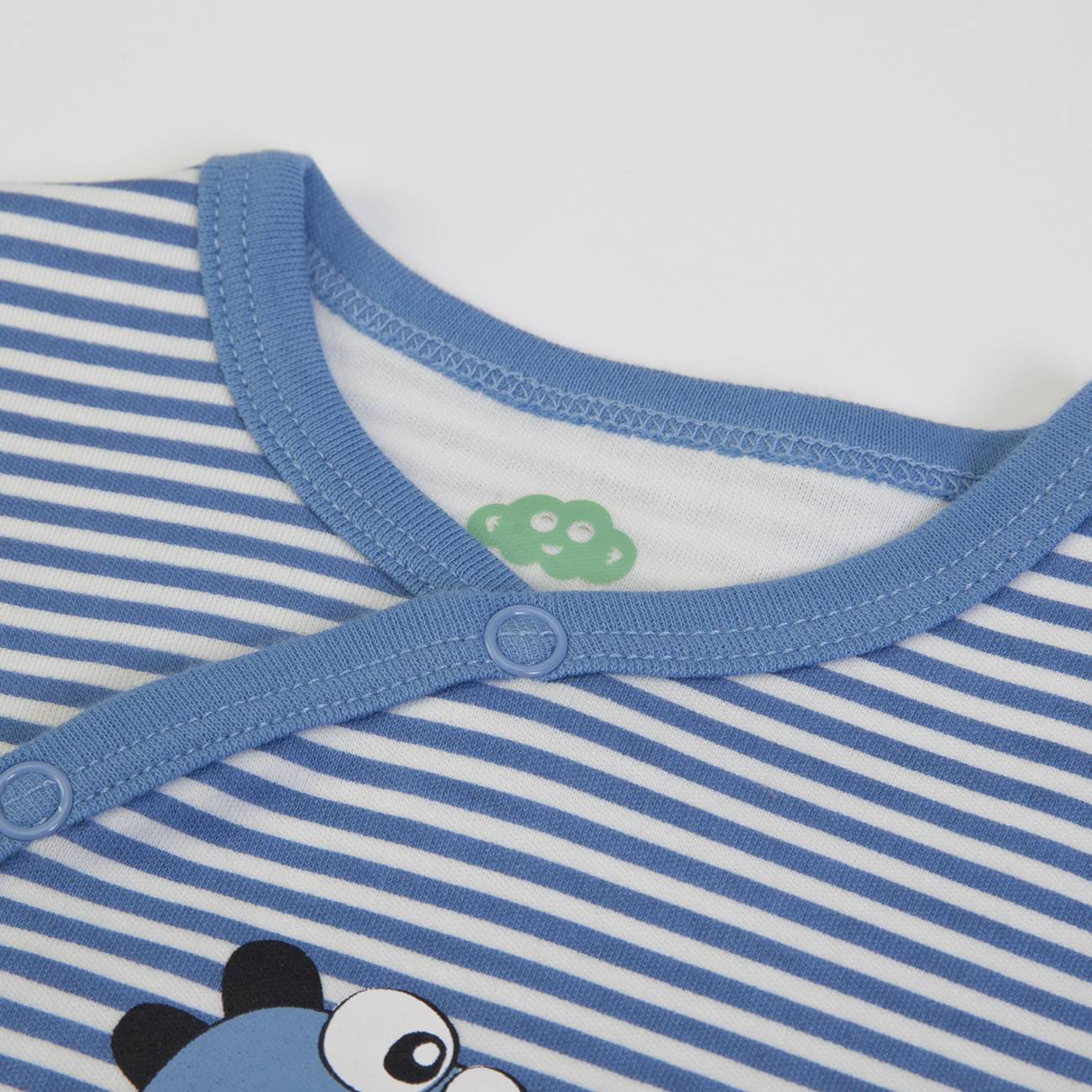 Camisola de bebé às riscas azul e branco com gola azul e botão de pressão