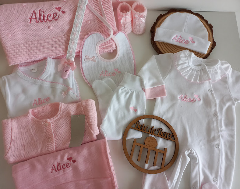 Conjunto de roupa de bebé rosa e branco com nome Alice bordado em vários itens