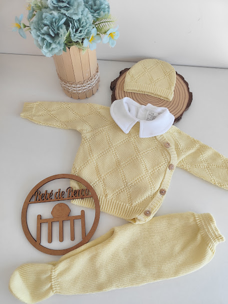 Conjunto de roupa de bebé amarelo claro em malha com camisola, calças e gorro