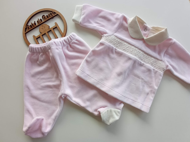 Conjunto de bebé rosa claro com gola branca e calças com pezinhos