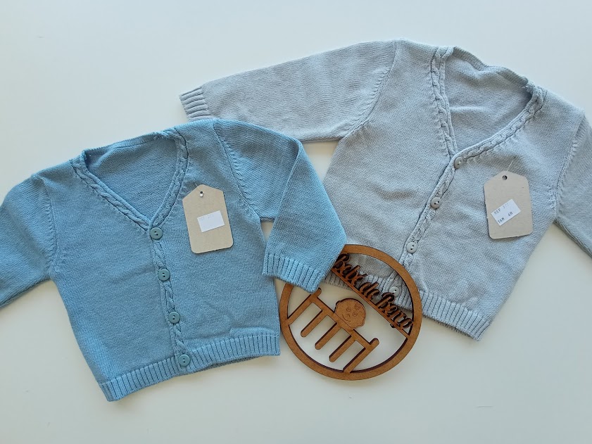 Dois casacos de malha azul e cinza com etiquetas e adereço redondo em madeira