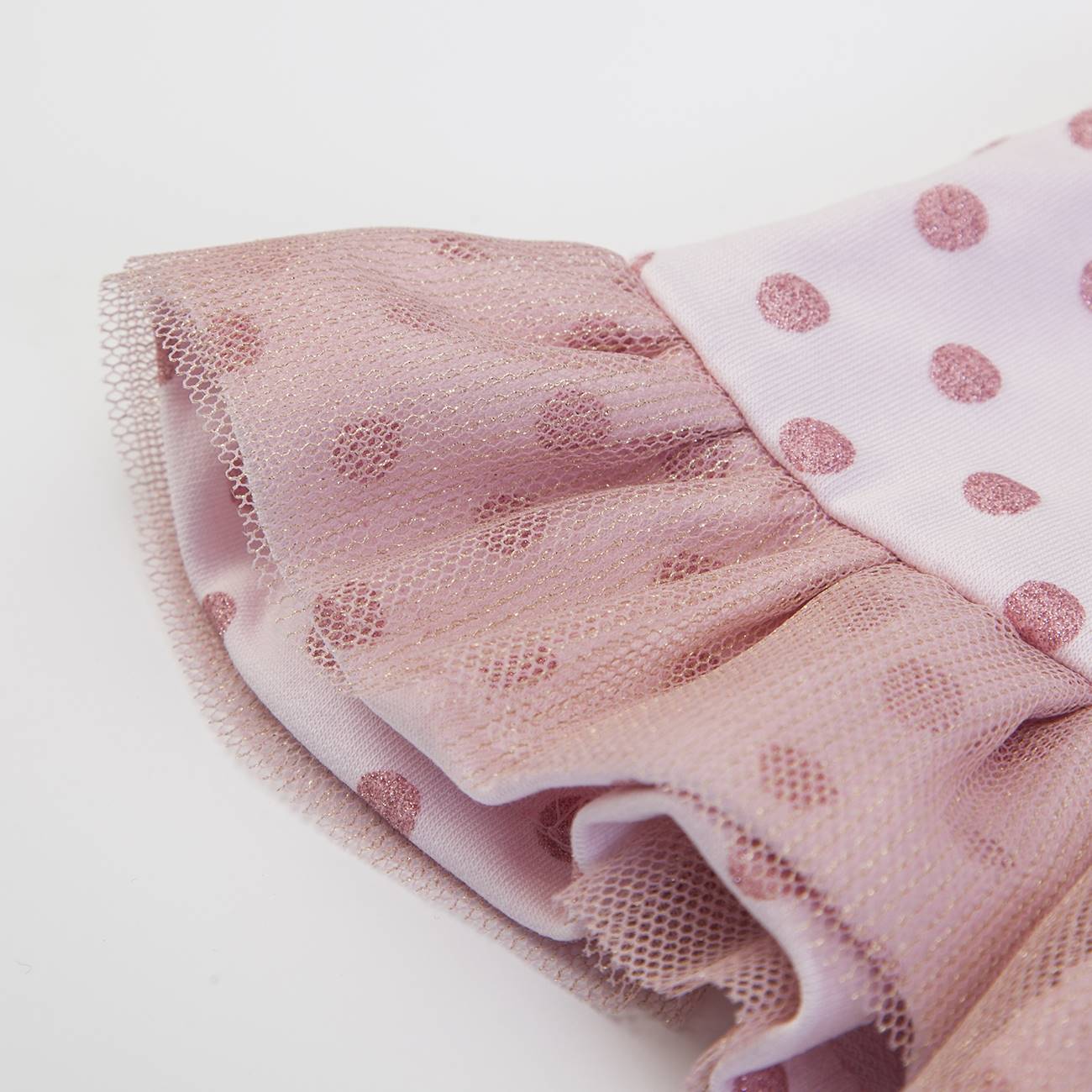 Saia rosa clara com bolinhas rosa e tecido em rede delicada