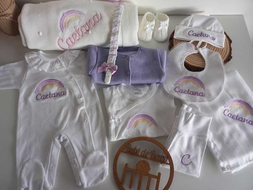Conjunto de roupa de bebé com bordados de arco-íris e texto Caetana