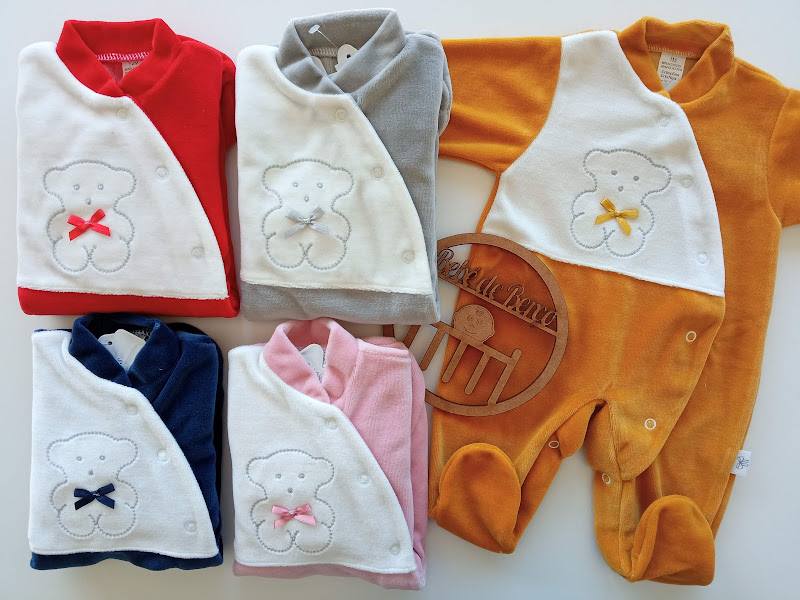 Conjunto de mantas brancas e macacão mostarda com ursinhos bordados para bebé