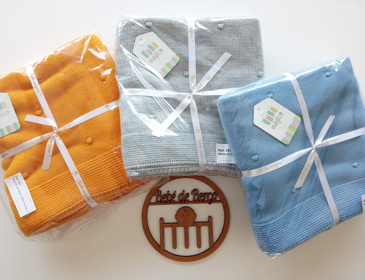 Três mantas de bebé em laranja, cinza e azul com etiquetas LITTLE BUM embaladas em plástico transparente