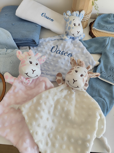 Três mantas de peluche com cabeças de girafa e bordado Vasco, mantas e casaco de malha azul e toalha branca com nome Vasco