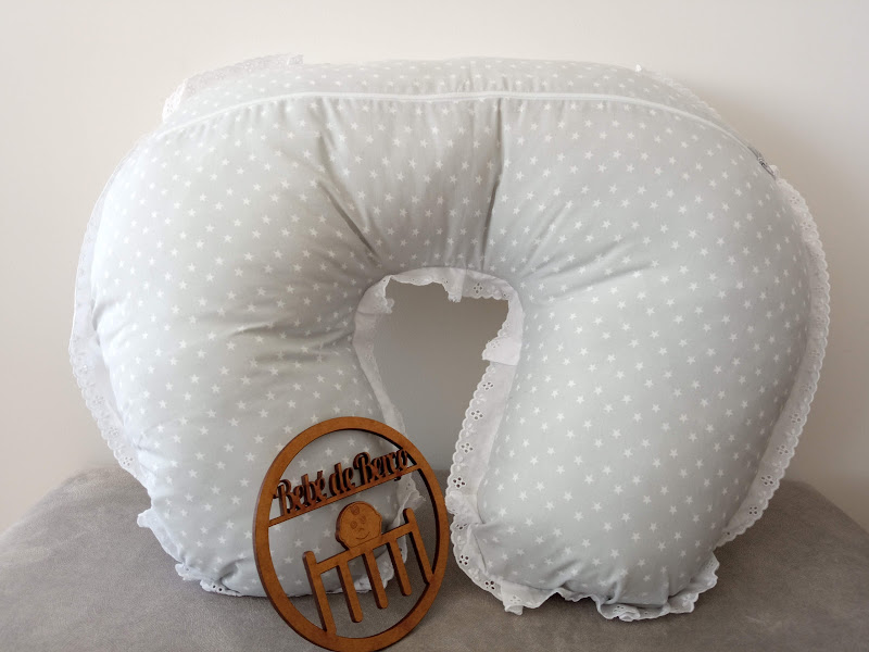 Travesseiro de amamentação cinzento com estrelas e renda branca