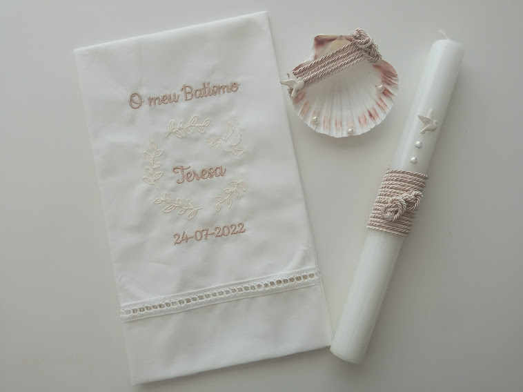 Conjunto para batismo com toalha branca bordada, vela decorada, e concha rosada