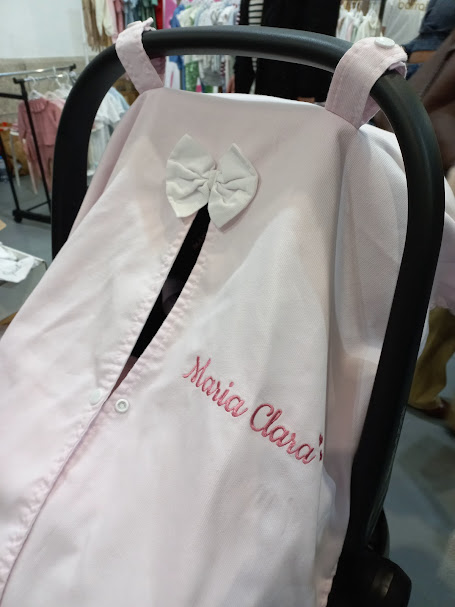 Capa rosa clara para carrinho de bebé com laço e nome bordado