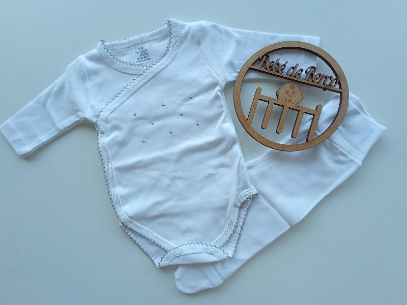 Body de bebé branco em algodão com pontos bordados e ornamento de madeira 'Bébé de terre'