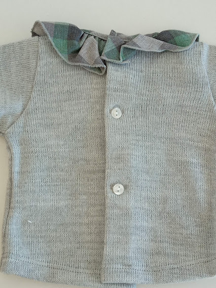 Casaco de malha cinza claro com gola xadrez verde