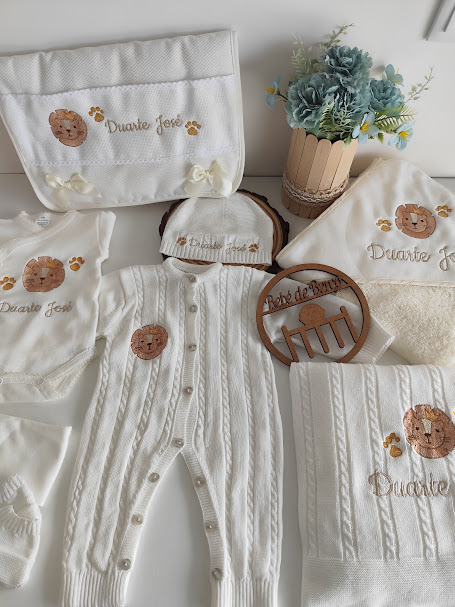 Conjunto branco de roupa de bebé com bordados de leão e nome Duarte José
