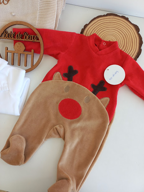 Roupa de bebé com camisola vermelha e calças com padrão de rena castanhas