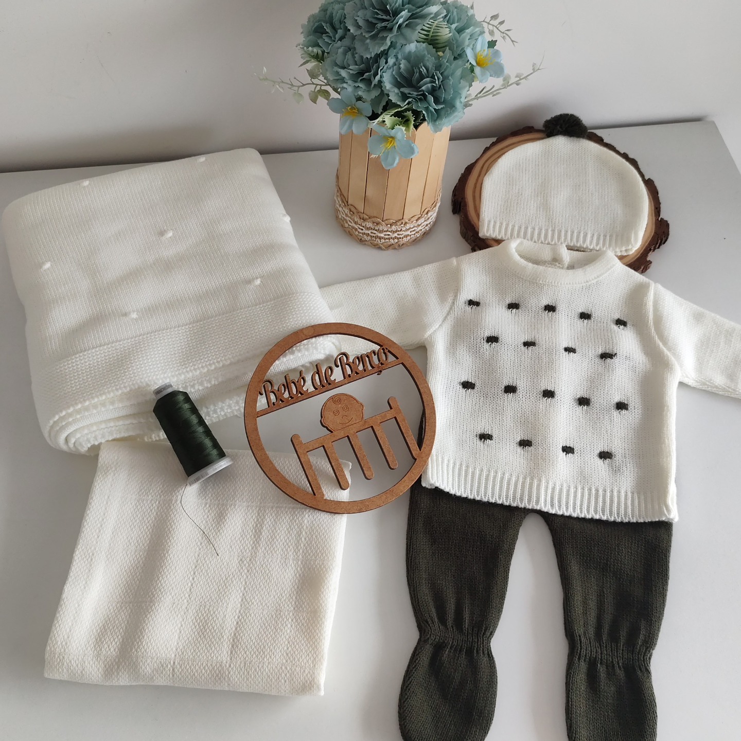 Conjunto de bebé em malha branco e verde, mantas brancas, linha verde e placa de madeira Bebe de Berço