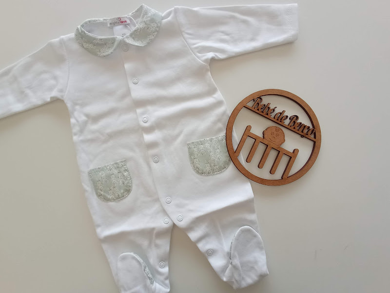 Pijama branco para bebé com gola e bolsos cinzentos e placa decorativa de madeira