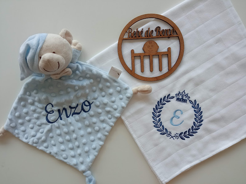 Cobertor de pelúcia azul claro com ursinho e toalha branca com bordado azul