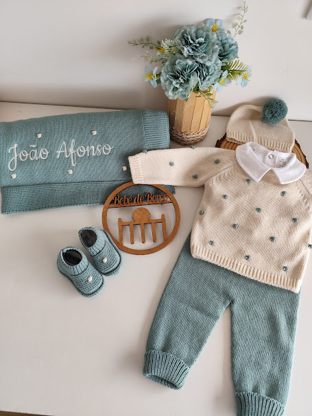 Conjunto de roupa de bebé com cachecol bordado, gorro com pompom, meias, flores e placa decorativa