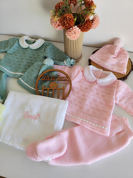 Conjunto de roupa de bebé em verde e rosa com manta bordada e flores secas