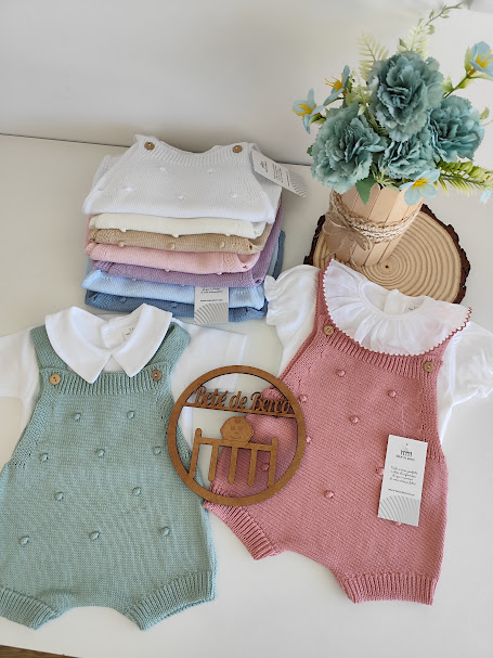 Conjuntos de roupa de bebé coloridos de malha com camisolas brancas e flores decorativas azuis