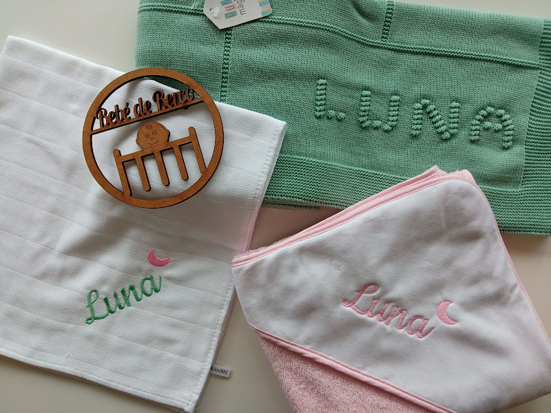 Peças de tecido para bebé com o nome 'Luna' bordado e distintivo de madeira com texto