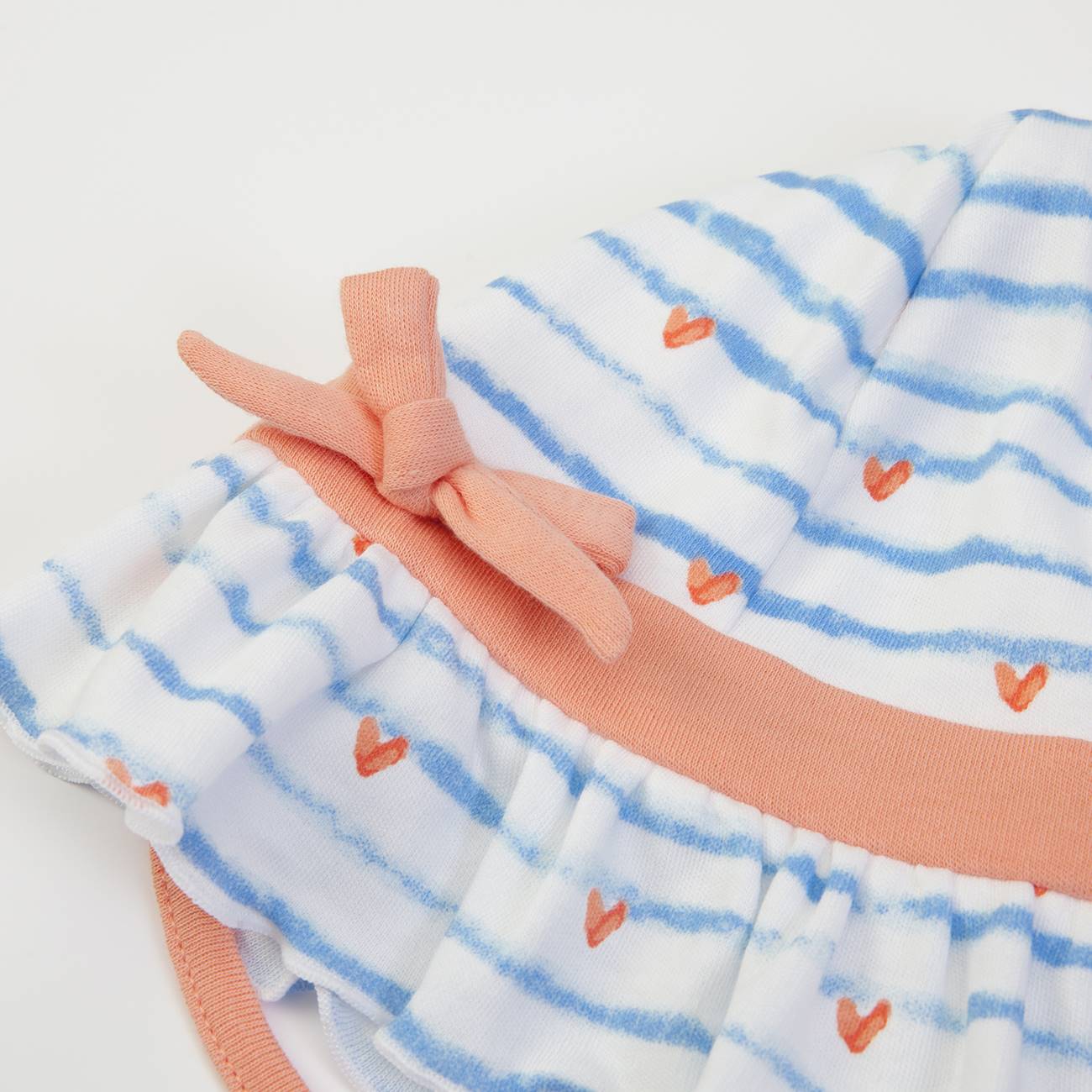 Chapéu de bebé branco com riscas azuis e corações cor de laranja com fita e laço cor de laranja