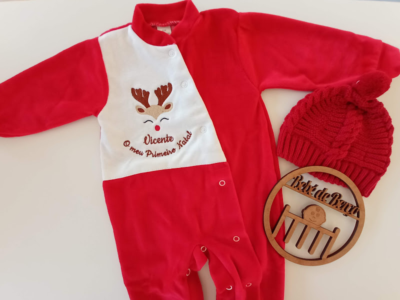 Macacão de bebé vermelho e branco com desenho de rena e gorro vermelho ao lado