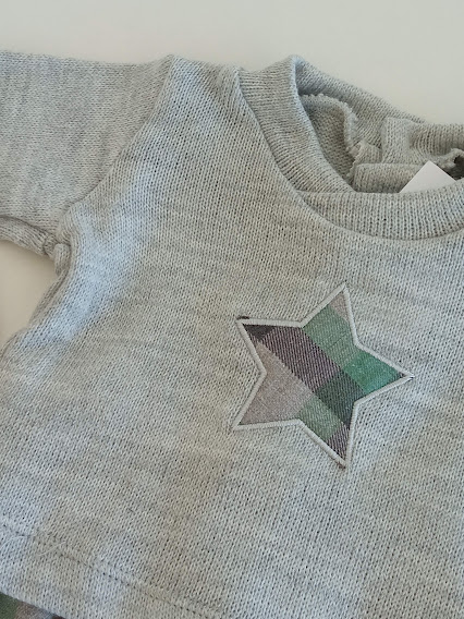 Camisola cinza clara com estrela xadrez no peito