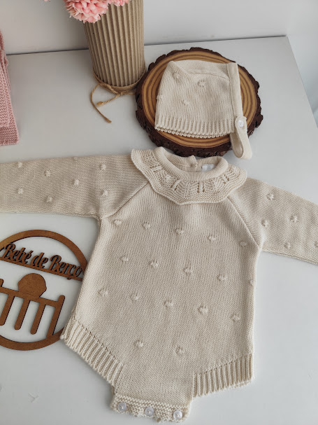 Conjunto de macacão, gorro e faixa de malha cru para bebé