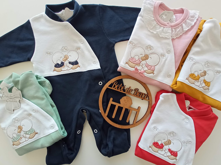 Macacões de bebé coloridos com estampas de ratinhos e ornamento de madeira com texto