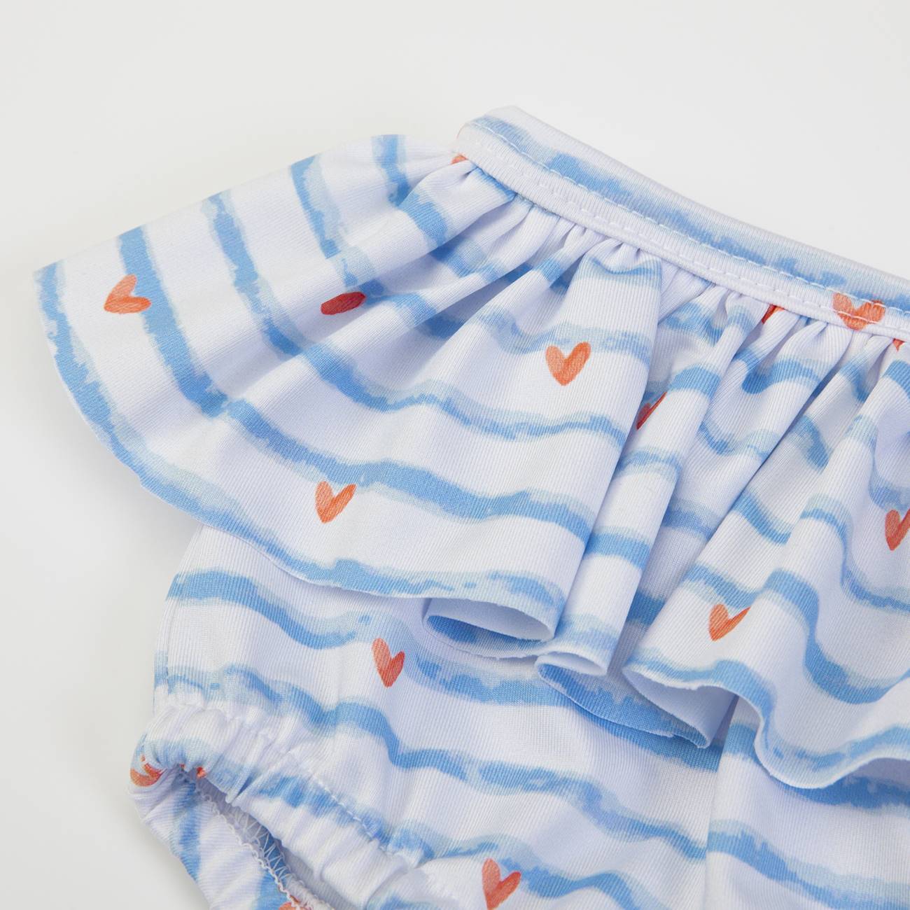 Top de bebé com riscas azuis e corações laranja, gola com folhos
