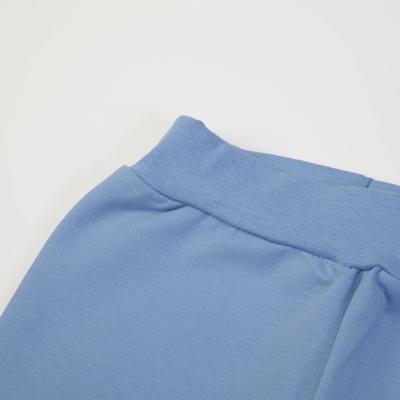 Calças azuis claras com cós largo e elástico