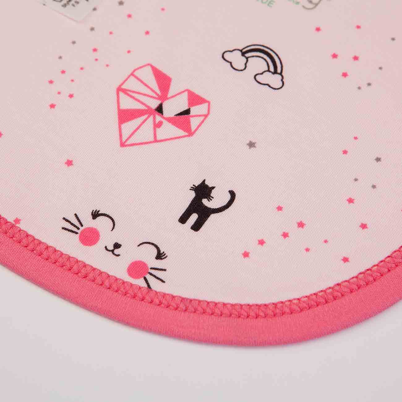 Toalha rosa claro com estampas de coração, gato, arco-íris e estrelas, com borda rosa.