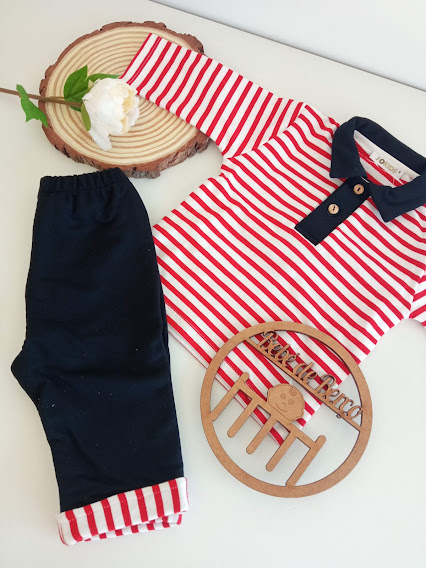 Conjunto roupa infantil riscas vermelhas e brancas com calças azuis e detalhes